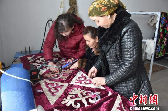 年关将近-新疆哈萨克族刺绣工艺品炙手可热